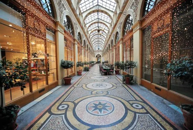 Paris A Pied : Folies Bergere Et Grands Boulevards