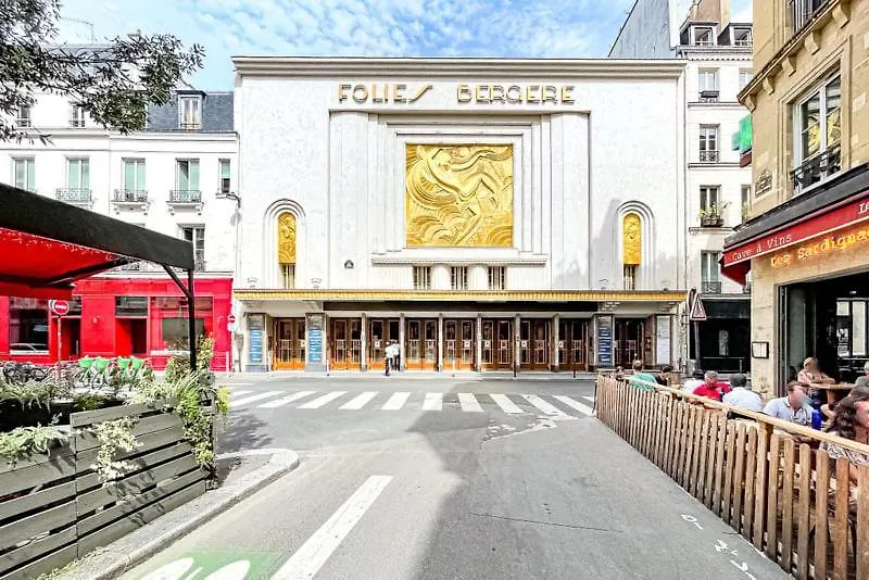 Paris A Pied : Folies Bergere Et Grands Boulevards